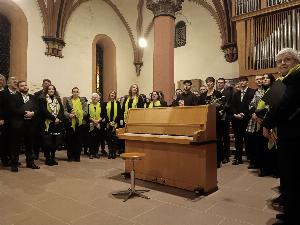 Der gesamte Chor des MGV mit den Solisten 