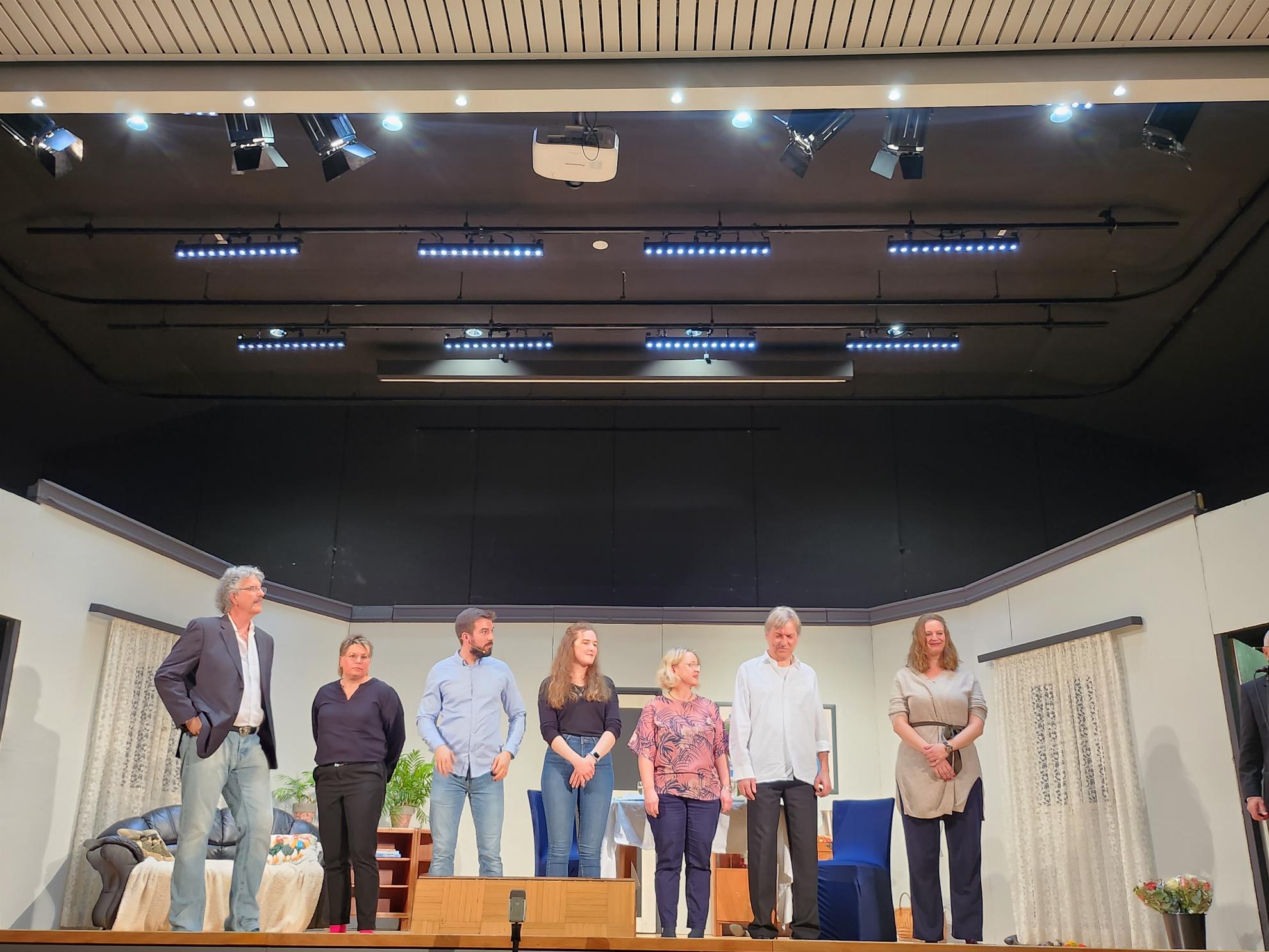 DIe Laientheatergruppe steht nach der Aufführung auf der Bühne