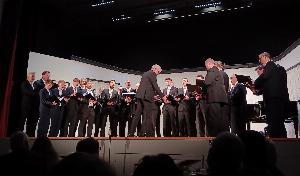 Der Männerchor singt bei der Winterfeier 2024