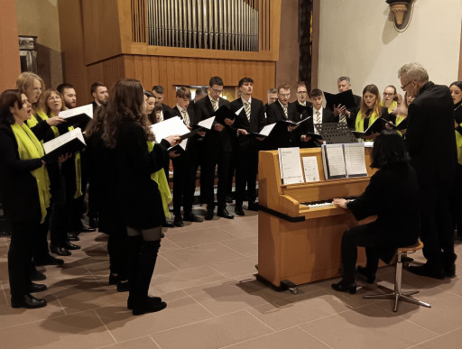 Der gemischte Chor singt Adventslieder