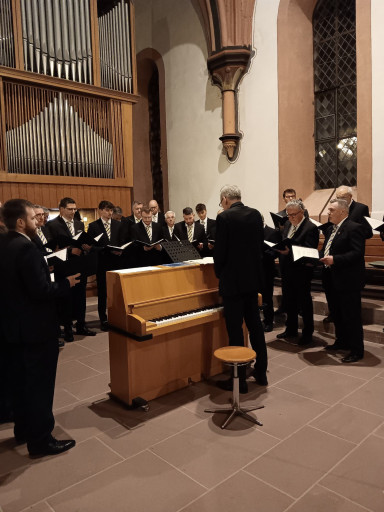Der Männerchor des MGV Singverein beim Adventskonzert 2023