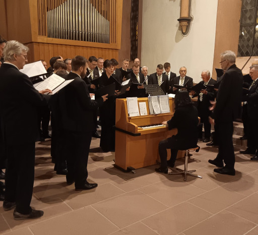 Der Männerchor und die Sopranistin beim Adventskonzert